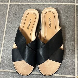 Vionic women’s Hayden Sandals Black Leather Straps 1.5" Heel Slip-on Sz 8.5